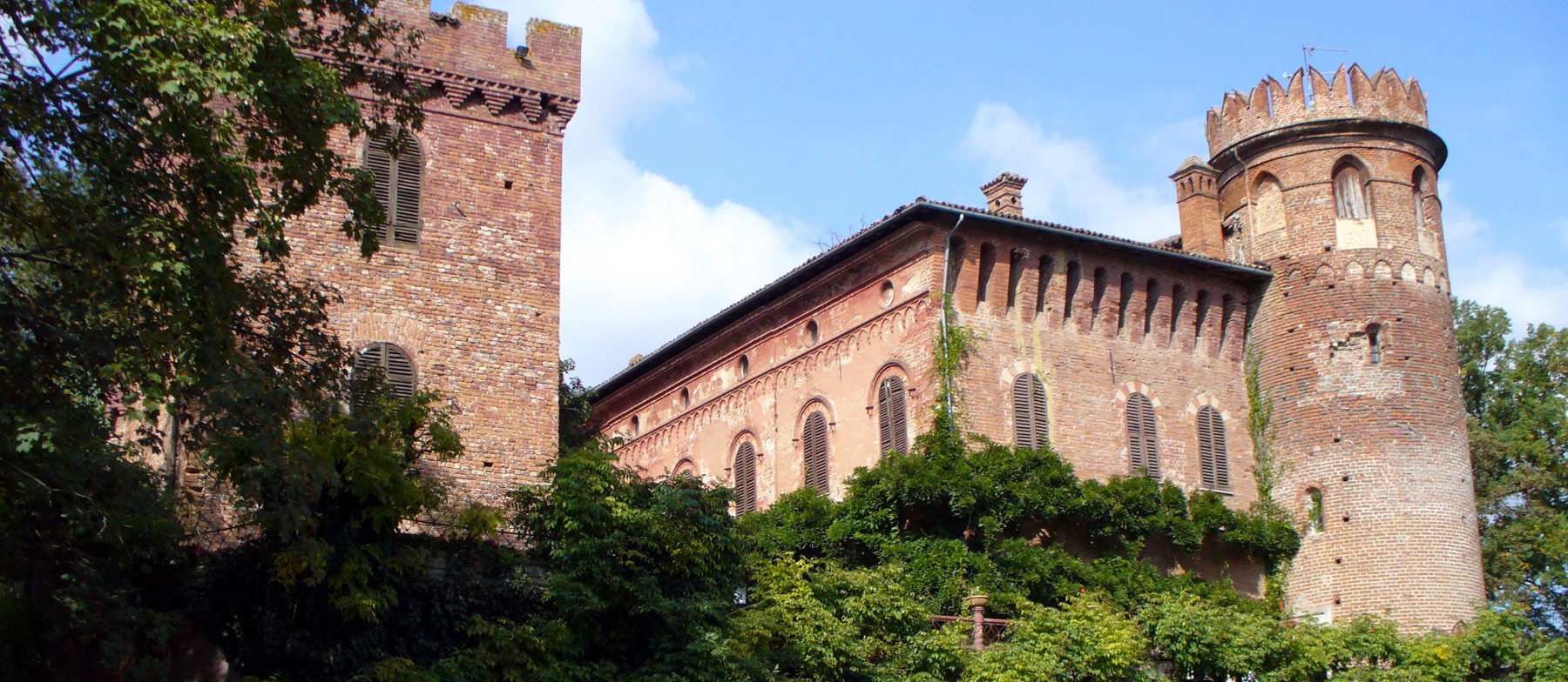 Castello di Oviglio - RELAIS - UN TUFFO NEL PASSATO IN UN CASTELLO IN  PIEMONTE